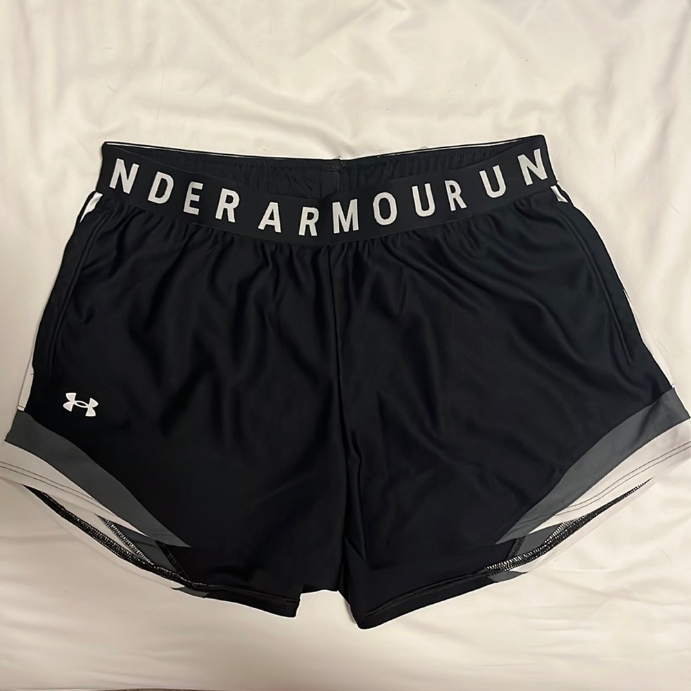 Under Armour athletic shorts w pockets